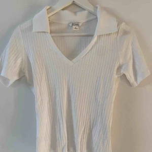  - Helt oanvänd v ringad T-shirt med cool krage 