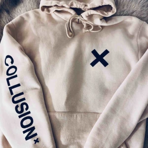  - Skitsnygg huvtröja från Collusion ~ knappt använd ⭐️ Plagget är i en rosa/beige färg med mjukt fleecematerial inuti🌹Huvtröjan är storlek XS men är oversize så passar XS - M ungefär 🌹