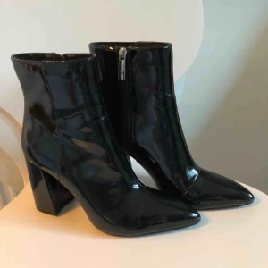  - Snygga skor från Ivyrevel i storlek 39. Aldrig använda, endast testade inomhus. Frakt ingår i priset.