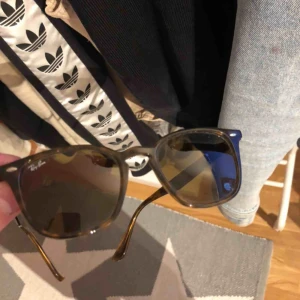  - Äkta Rayban brillor Tjejmodell till en början men jag har använt dem flitigt och inte fått några kommentarer ang det:)  dem sitter extremt bra! Köptes förra sommaren, fodral och putsduk medföljer:) Nypris var 1200:-