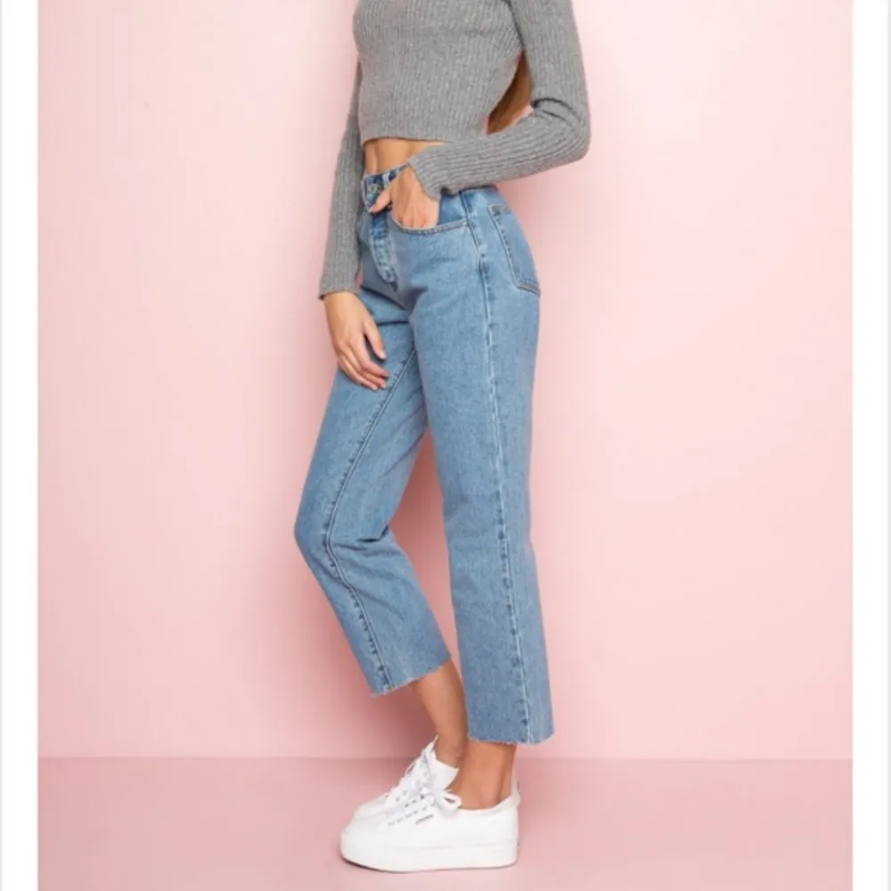 Millie medium wash jeans från Brandy Melville,använda men i fint skick :) Passar någon med ca 34 i storlek men lite stretchiga så 36 funkar också . Jeans & Byxor.