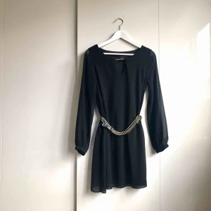 Svart klänning  - Svart stilren klänning. Storlek 38 men skulle nog säga mer 36.   >> Bältet är INTE inkluderat men jag ville visa att klänningen är väldigt fin när man tar fram midjan. 