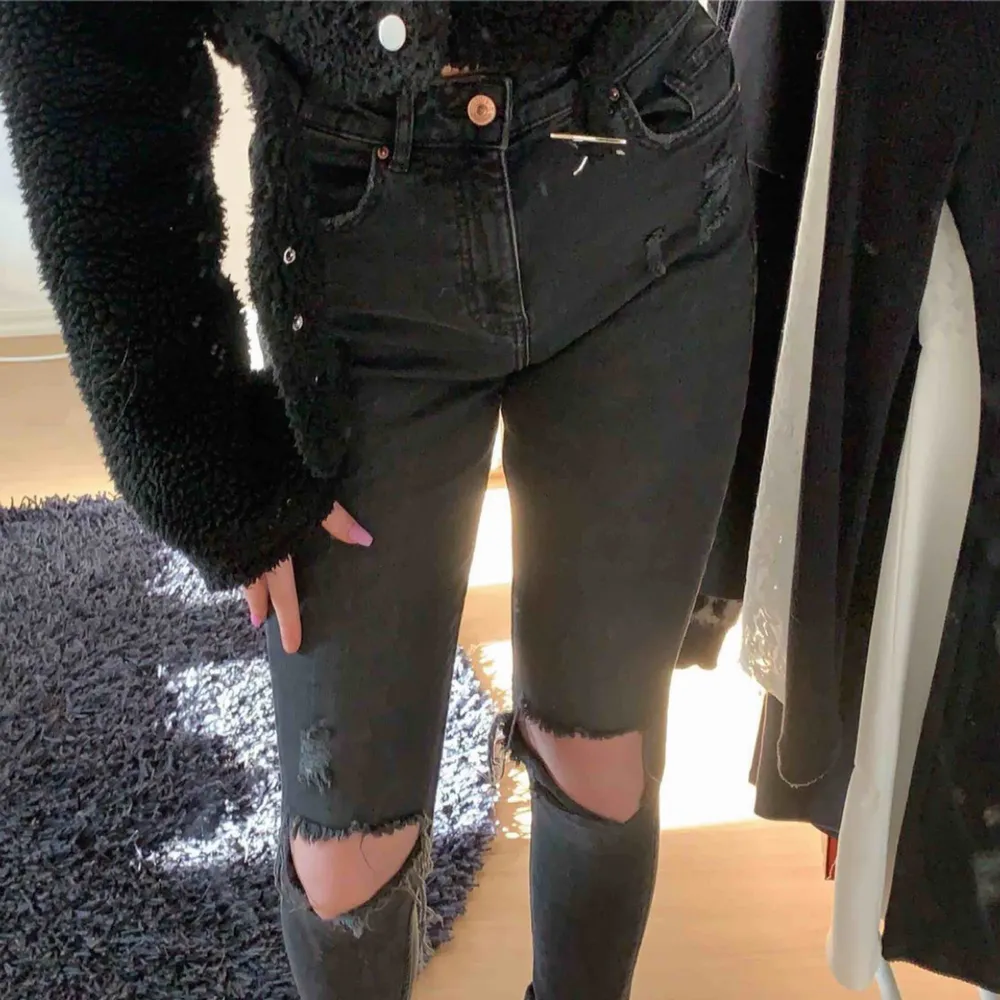 Säljer ett par as snygga svarta jeans från H&M i storlek 36. (jag är 1.63 cm och jag brukar vika upp dom. Jeansen har hål vid varje knä och även slitningar . Passar som en xs/s hör av er för fler bilder💜 . Jeans & Byxor.