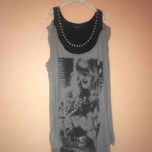  - En lång tröja med hål vid axlarna. Ser ut som att man har linne under. Säljes pga inte min stil. Storlek M från Kappahl. Fint skick. Köparen står för frakt. 