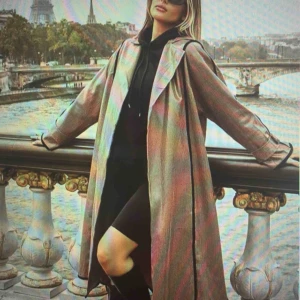  - Skit snygg kappa i wet look  Lång modell med skärp till  