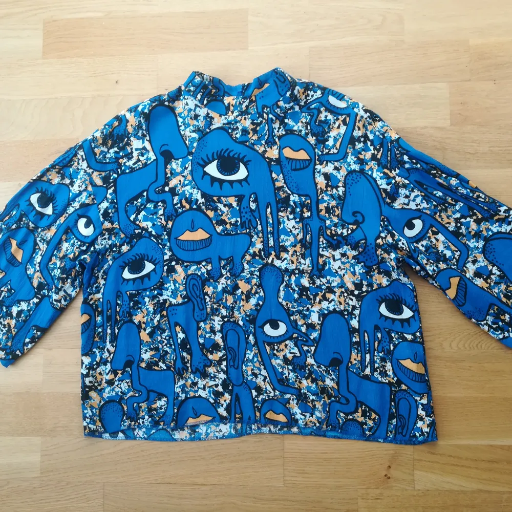 Jättefin skjorta från Monki, storlek M (men passar bra S). Frakt kostar 40 eller hämtas i Stockholm ;-). Blusar.