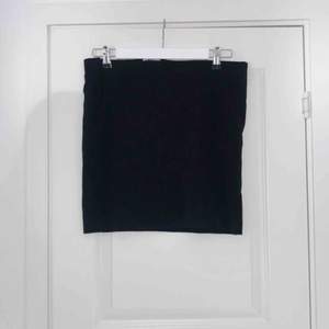 Säljer en svart mini kjol, som är i bra skick pga att den är för stor och ej används 