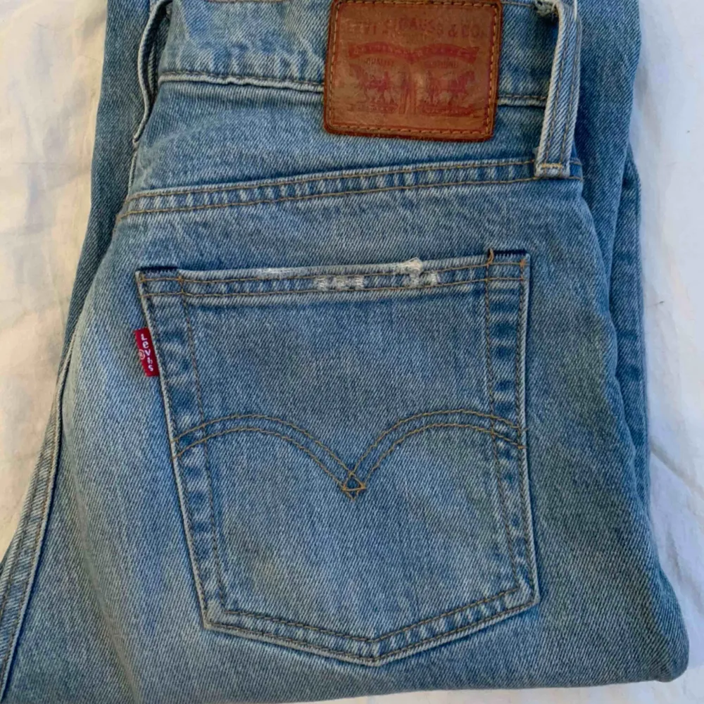 Säljer dessa snygga Levi’s jeans i storlek 28, dem passar mig som vanligtvis är en 26. Skriv om ni har fler frågor, köparen står för eventuell fraktkostnad. Jeans & Byxor.