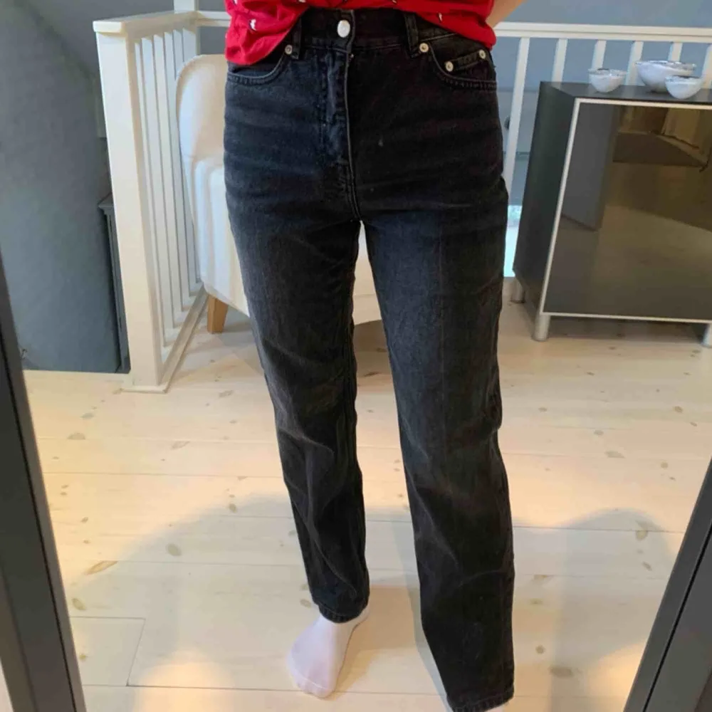 Super trendiga vida jeans från Nakd, Svarta och strl 34. Inpricip oanvända då jag beställde fel storlek! (Köparen står för frakten- 79kr) . Jeans & Byxor.