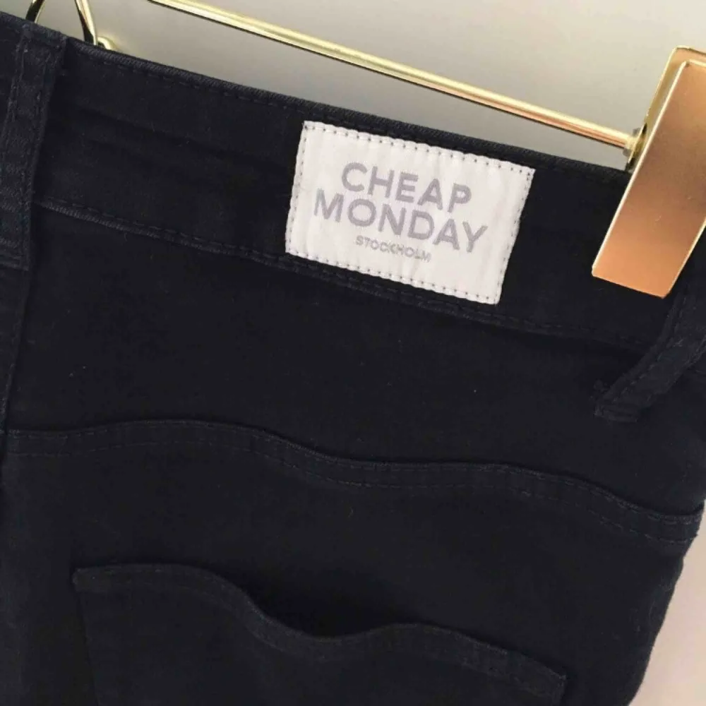 Svarta jeans från Cheap Monday Storlek 26/27 Stretch, slim fit. Jeans & Byxor.
