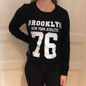  - Fin svart collegetröja, passar en XS till M. Lite liten för mig