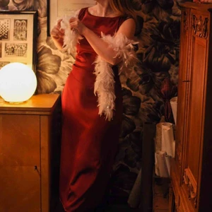  - Cher Horowitz ikoniska röda klänning. Har sytt in den för att passa perfekt runt midjan, och gjort den mer 90-tal. Verkligen perfekt skick påutsidan, några enstaka fel med sömmarna skedde på insidan. Passar 38/40 Frakt 50kr