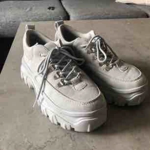  - Gråa chunky sneakers från Boohoo 🤍 Använda en gång, alltså i nyskick ✨ köparen står för frakten eller så finns dom att hämta i Rimbo 