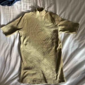  - Ribbad grön tröja från Kappahl. Enbart testad. Vid frakt står köparen för fraktkostnaden. 