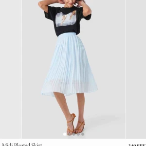  - Superfin plisserad kjol från nakd💕 kommer ej till användning och har legat i garderoben nästan hela tiden sen jag köpte den.. nypriset är 349! Går att ha om man är en S också! Kan mötas upp eller frakta