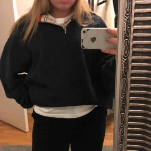  - Storlek XL men kan vika in och är oversize på mig som är en XS/S. Använd fåtal gånger, kan mötas upp i Stockholm annars står köparen för frakt.