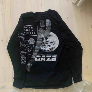  - Jättefin tröja från Urban outfitters i storlek M. Bra skick! Stort tryck på ryggen, litet på framsidan och även en text på ena armen. 