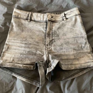  - Gråa shorts från H&M i strl 40 men sitter som 36 ungefär 