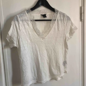  - V-ringad t-shirt med spetsdetaljer från Lindex! Minns inte när jag köpte den men det är använd max 2-3 gånger. Köparen står för frakt 🤠