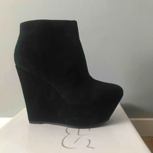  - ATTIK BLACK *Använd en gång *Bekväma att gå i *klack höjd 12 cm *passar fint med klänningar, kjolar eller byxor *priset går att diskuteras *köpte för €103 