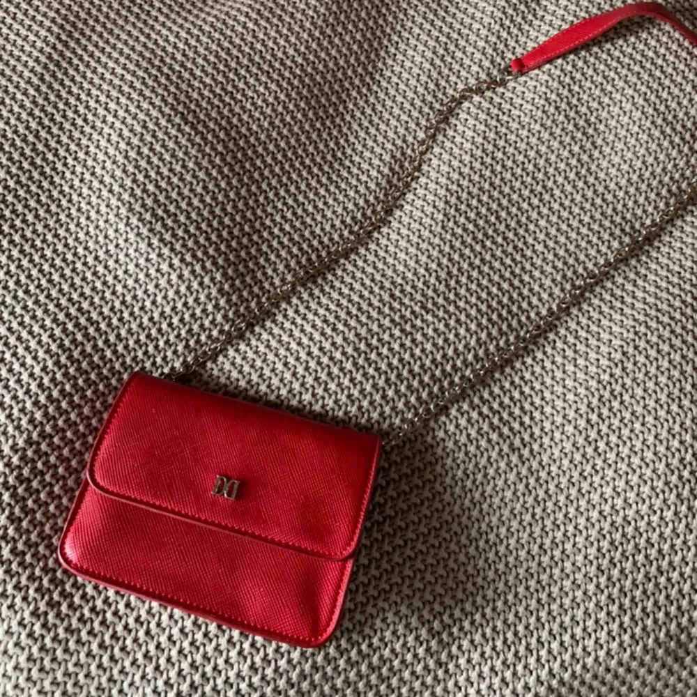 En jätte fin röd väska från don Donna . Väskor.