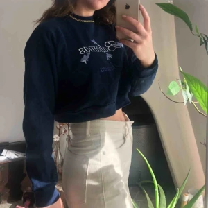  - Kort sweatshirt! Super söt o perfekt till våren  Passar S/M