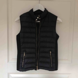  - Jättefin svart dunväst ifrån Zara i storlek XS. Gulddetlajer på dragkedjor, fint skick. Köparen står för frakten.