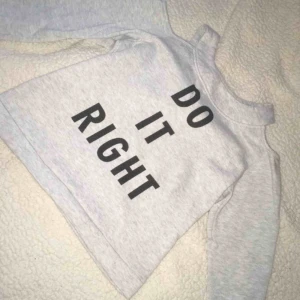  - Tröja/Sweater med snygga detaljer i storlek XS! Passar även SMALL. Väldigt skön tröja som endast är använd vid två tillfällen.  • Köparen står för frakt!