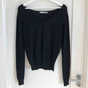  - Svart basic, fin tröja från lager 157. Använd fåtal gånger, köparen står för frakt 🌸