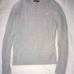  - Tröja i storlek SMALL. Endast använd 1 gång, så den är i toppskick!  • Köparen står för frakt!