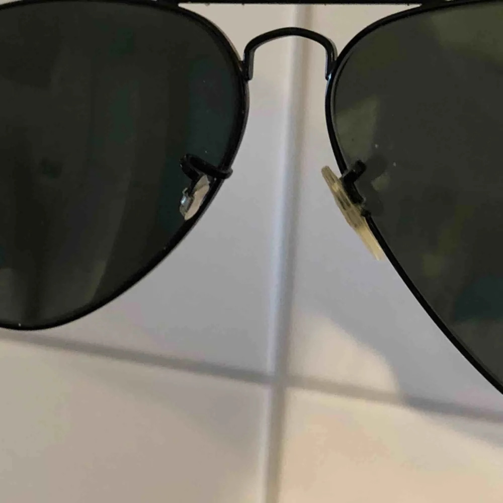 Aviator svarta raybans (inga repor!) säljer då det inte är min stil och har alltför många glasögon till sommaren <3 saknas en plupp på baksidan som dom fixar typ gratis på raybans butiker! . Accessoarer.