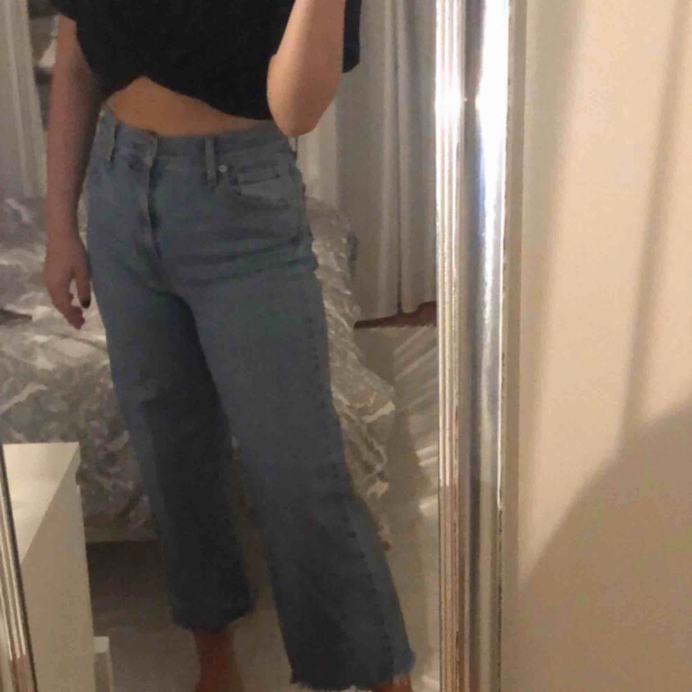 Jättefina Levis jeans!💕💕 en kortare modell som passar bra till sommaren!  Sparsamt använda!  Köparen står för frakt ☺️☺️. Jeans & Byxor.