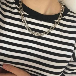  - Sänkt pris! Silverfärgad kedja! 43 cm lång. Frakt 22 kr