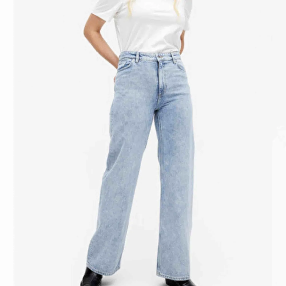 Nästan helt oanvända jeans från Monki i strl 25. Slutsåld storlek. Jeans & Byxor.