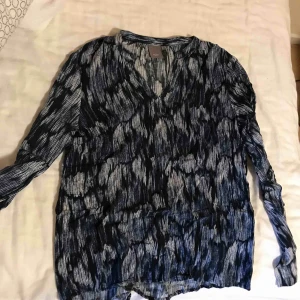  - Säljer en blå långärmad T-shirt i storlek Xs. Kommer ej ihåg vart den är köpt. Det är bara att skriva om ni undrar över något, priset går att diskutera :)