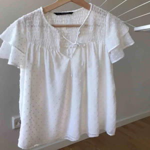  - Supergullig vit blus från Zara i S