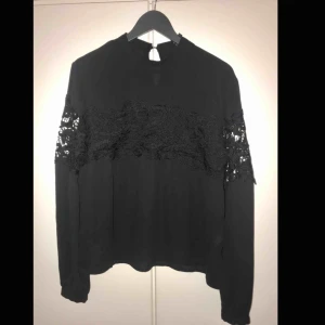  - Blus från AMISU. Strl L. Köparen står för frakten.