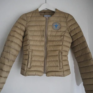 Jacka Morris - En jacka från morris. Sparsamt använd och tvättad. Den är real från märket Morris som sagt och söker en ny användare. Vi kan såklart diskutera priset om det behövs!💕