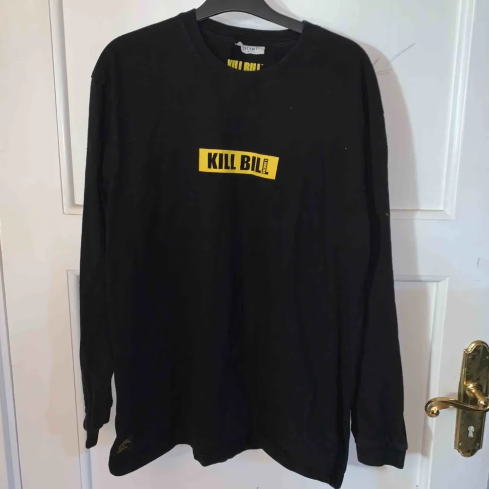 Kill Bill tröja köpt på Carlings säljes då den är för stor för mig, köpare står för frakt.. T-shirts.