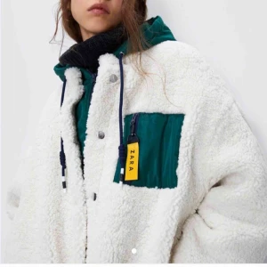  - Snygg teddyjacka från zara. Gula lappen kom inte med när jag köpte den så den finns inte med:) Skulle säga att jackan passar för de som har S-M och den är i fint skick:)
