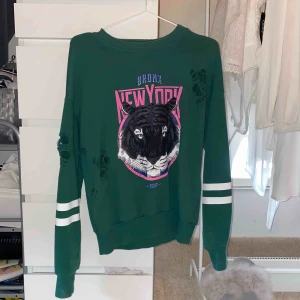  - Sweatshirt från Gina Tricot i storlek XS, väl använd med i bra skick. Frakt tillkommer 40kr.