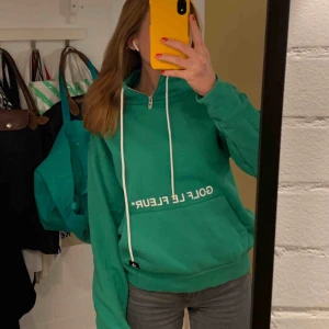 - Grön Golf Le Fleur x Converse tjocktröja! Strl S(unisex modell). Jättskönt material och är använd ca 5 ggr så är i nyskick. 💚💚 jag är 173 cm lång och bär i vanliga fall, sitter oversized på mig fast på ett snyggt sätt! 