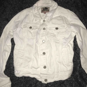  - Vit jeans jacka med snygg rygg. Säljer pga att den int används
