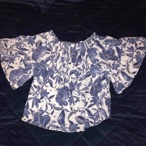  - Så fin topp från HM i strl 38. Aldrig använd. Den är off shoulder och har vida ärmar som går ungefär till armbågen. 