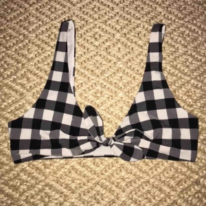  - Super fin bikini topp ifrån &otherstories, köpt här på Plick men kommer tyvärr inte till användning så säljer vidare den🙂 skriv för mer information (frakt, passform m.m)