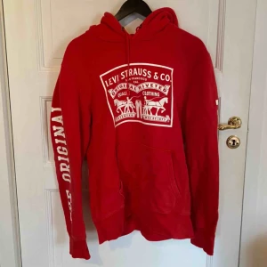  - Röd Levis hoodie storlek m. Fint skick och fett skön!    Köparen står för frakten, kan mötas upp i norrtälje eller Stockholm. 