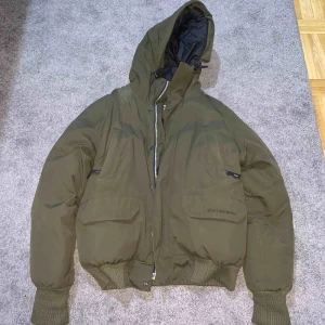  - Ganska tjock vinter jacka som skulle funka i ganska kalla ställen , jackan är nästan ny , den skulle funka för en 12 åring kille, frakt är gratis , ingår i priset. 