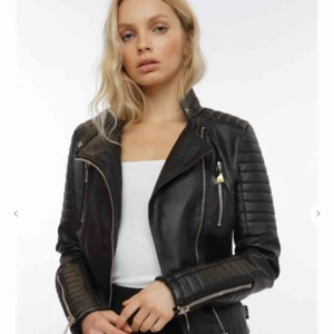  - Köptes på chiquelle för 699kr under hösten 2019. Använd ett fåtal gånger. Ser oanvänd ut, därmed är den även i väldigt bra skick! Passar 36 jättebra