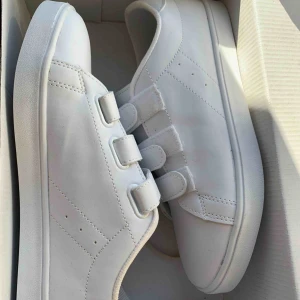  - Oanvända skor med resår! Supersnygga. Lite små i storleken