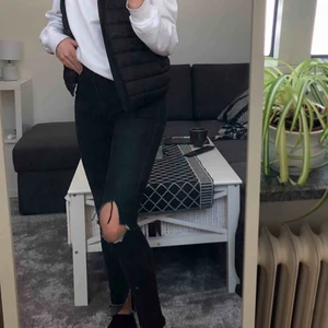 - lite typ urtvättade svarta jeans men hål på ena knät och slits längst ner på benen. Säljs pga att dem ej används , knappt använda och i nyskick 